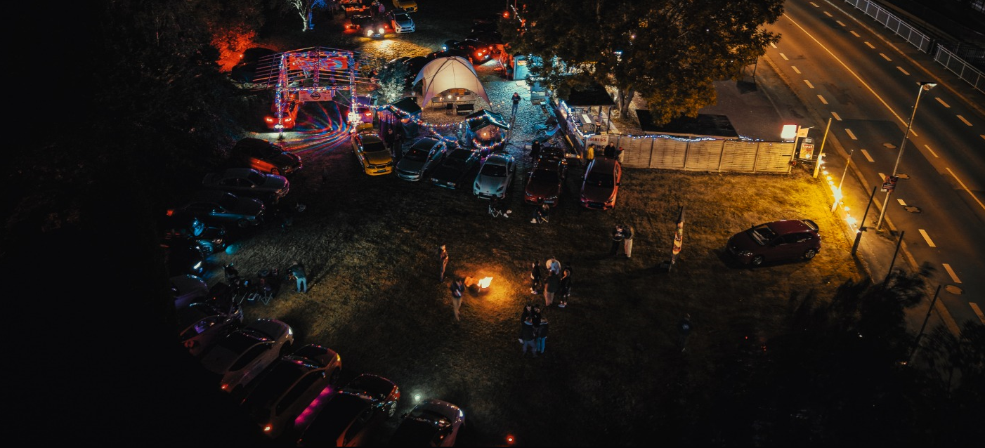 happy ocean view banner head